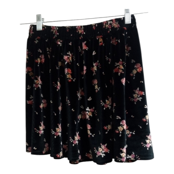 Ecote Dresses & Skirts - Ecote Black Velvet Red Roses Skater Skirt - Size: S